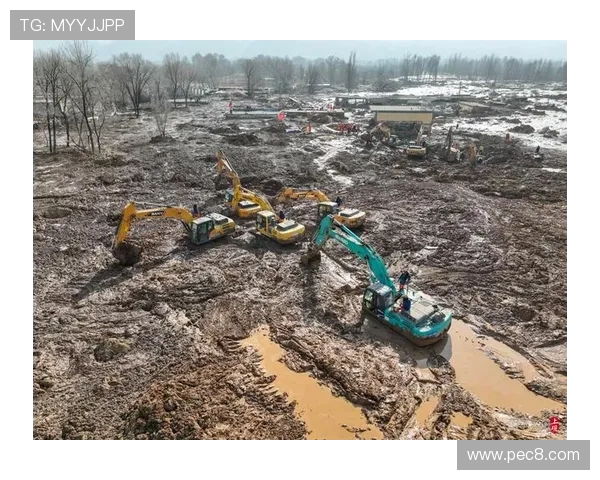 挖掘机泥石流现场土石方清除